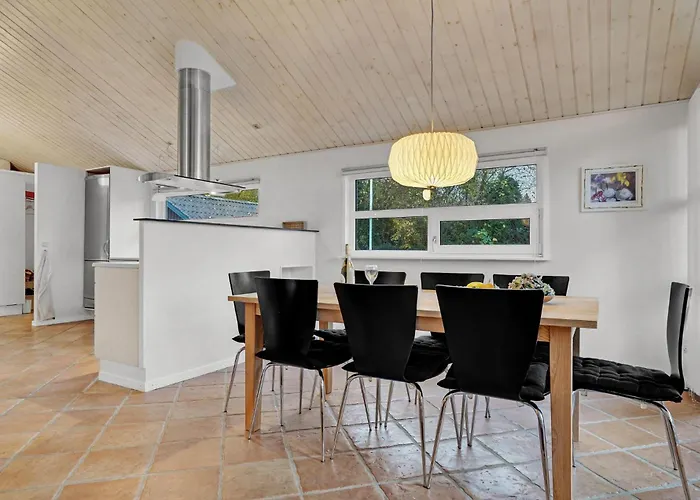 בית נופש 2 Bedroom Lovely In *